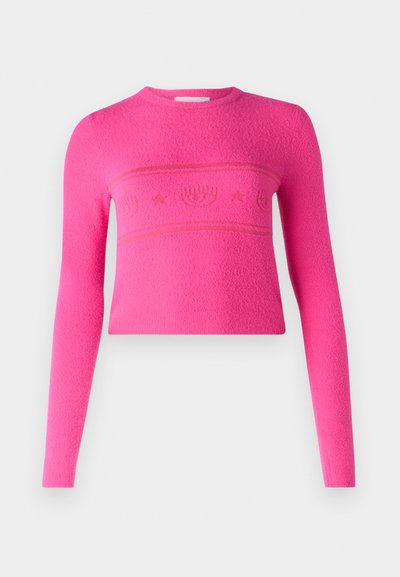 Ružičasti kratki pulover od teksturirane tkanine, s dugim rukavima i horizontalnim uzorkom sa simbolima i zvjezdicama preko prsnog dijela.