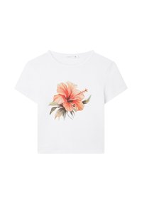 T-shirt bianco a maniche corte con una grande stampa colorata di un fiore di ibisco nelle tonalità di arancione e foglie verdi.