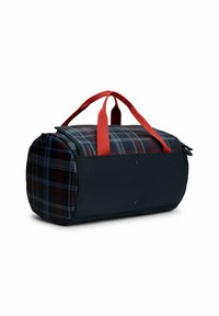 Borsone a scacchi nero e rosso con manici rossi, forma arrotondata e materiale resistente con texture. Chiusura con zip e dettagli di cucitura visibili.