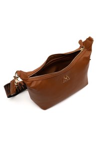Borsa a tracolla in pelle marrone con superficie testurizzata, hardware dorato e tracolla decorata. Presenta un'apertura con zip e un dettaglio del logo.