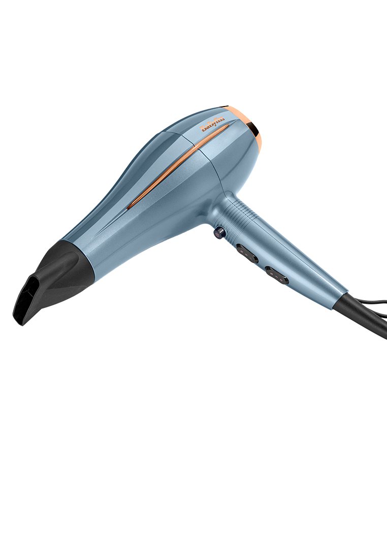 Haartrockner mit einem eleganten blauen Gehäuse, schwarzer Düse und orangefarbenen Akzenten. Verfügt über Tasten am Griff für verschiedene Einstellungen und ein langes Netzkabel.