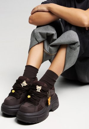 Bershka Sneakers low - brown
