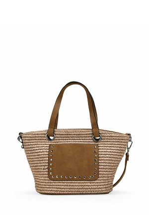 Bolso tejido de paja con dos asas de cuero marrón, un bolsillo delantero de cuero adornado con tachuelas metálicas y una correa de hombro desmontable.