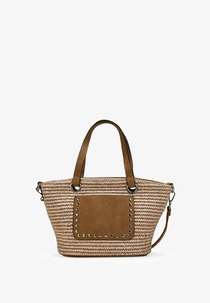 Bolso tejido de paja con dos asas de cuero marrón, un bolsillo delantero de cuero adornado con tachuelas metálicas y una correa de hombro desmontable.