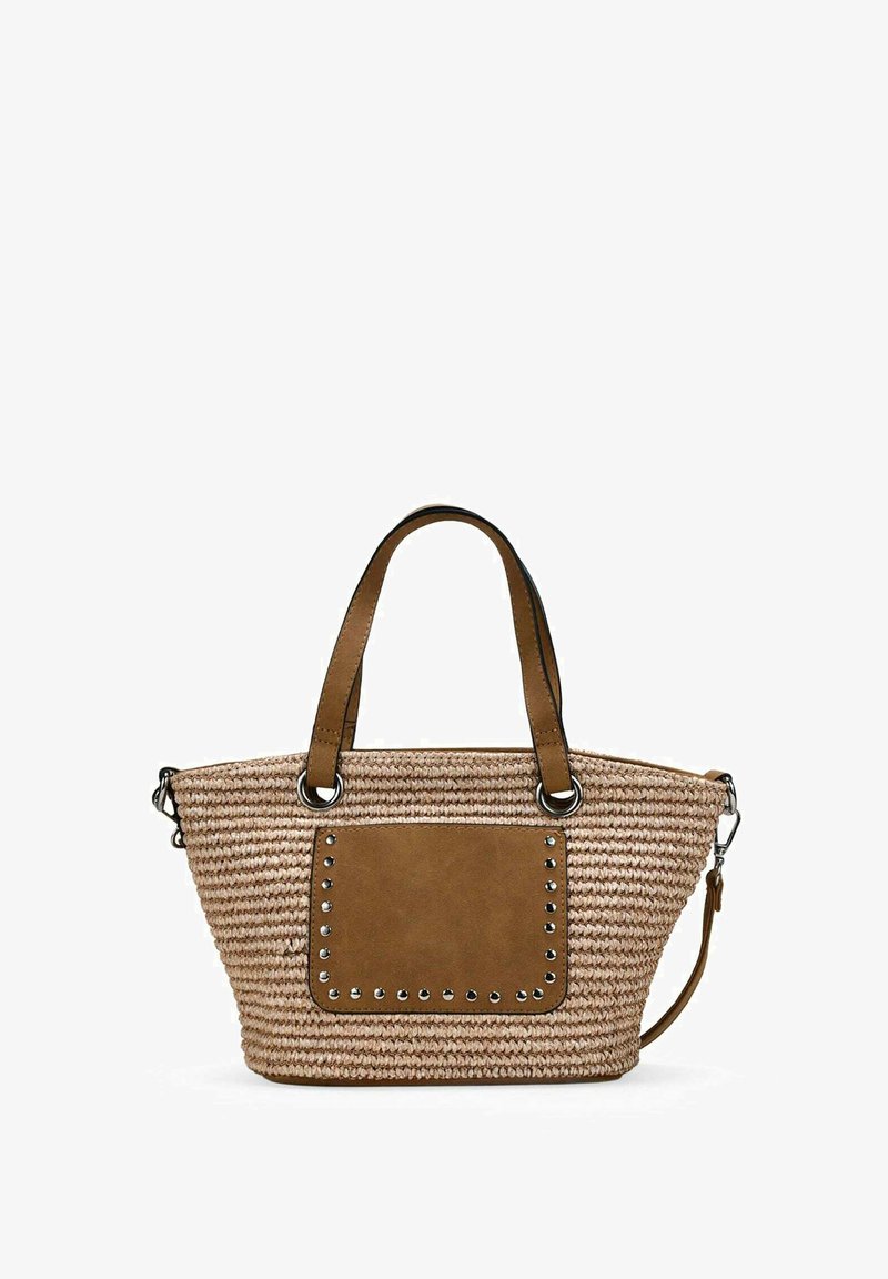 Bolso tejido de paja con dos asas de cuero marrón, un bolsillo delantero de cuero adornado con tachuelas metálicas y una correa de hombro desmontable.