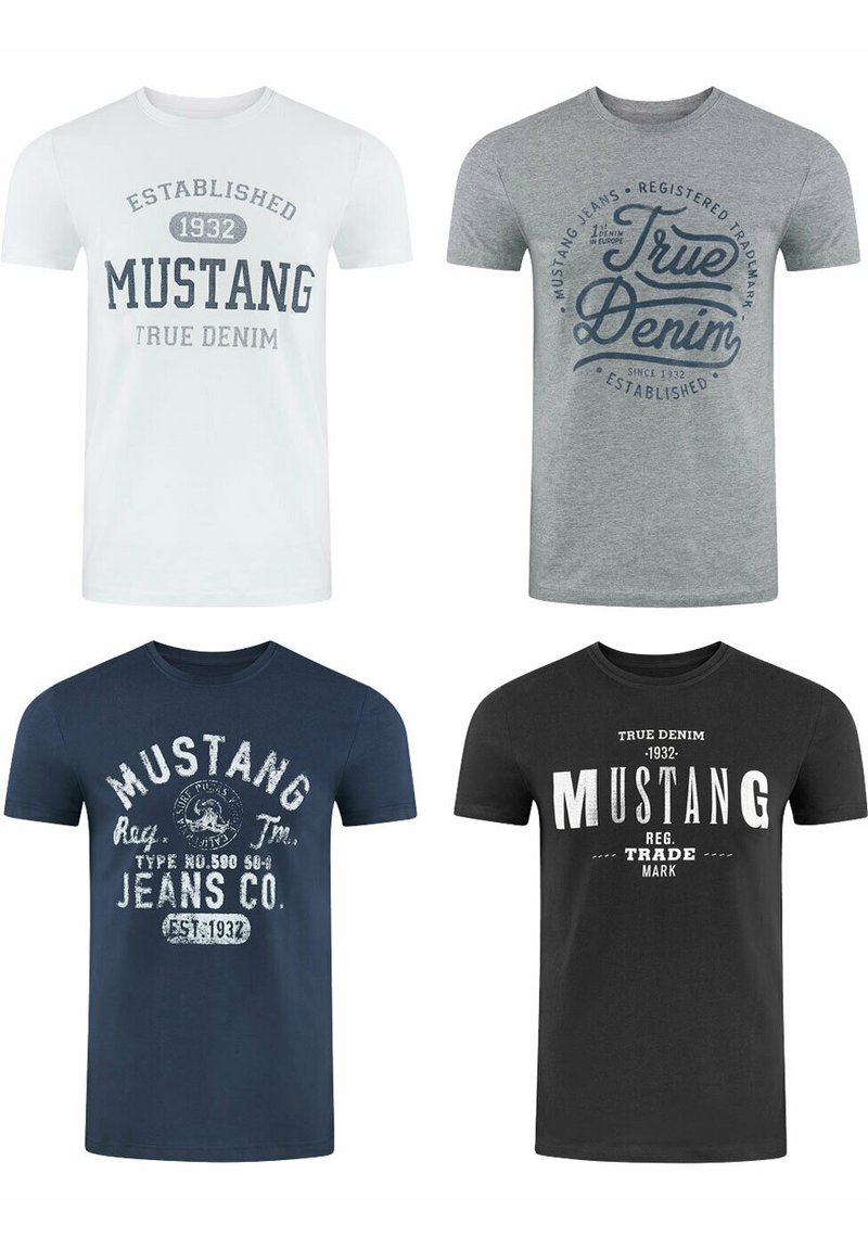 Vier T-shirts tentoongesteld: wit, grijs, marineblauw en zwart. Elk heeft tekstprints gerelateerd aan "Mustang" en "True Denim." Katoenen stof, ronde hals.