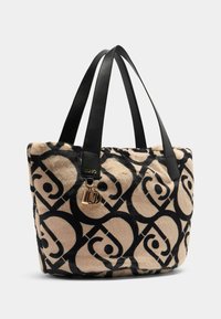 Borsa a spalla in pelliccia sintetica a fantasia beige e nera con manici in pelle nera e charm con logo in tonalità dorata, con marchio "Liu Jo".