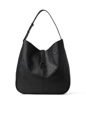 Mustasta nahasta valmistettu olkalaukku, jossa on yksi säädettävä olkahihna ja koristeellinen musta metallinen solki keskellä edessä.