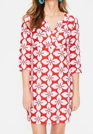 Robe rouge avec un motif floral en blanc. Dotée d'un col en V, de manches trois-quarts et d'une coupe décontractée, fabriquée en tissu léger.
