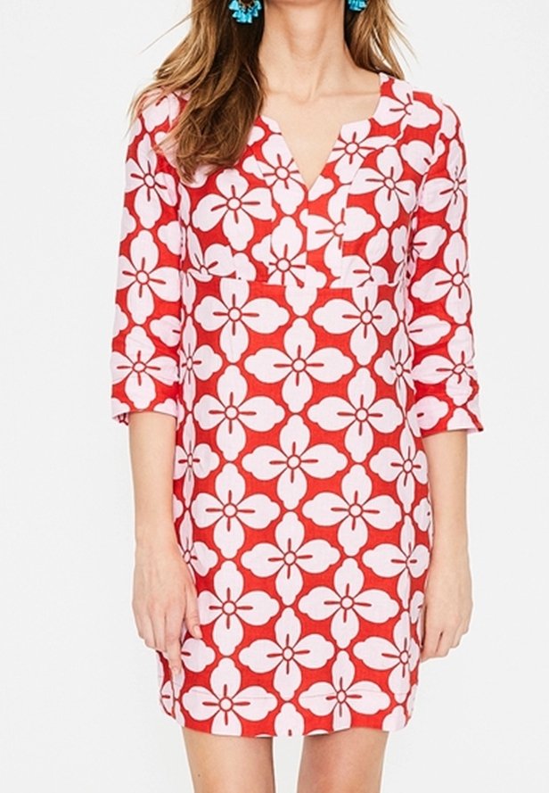 Rotes Kleid mit einem floralen Muster in Weiß. Verfügt über einen V-Ausschnitt, Dreiviertelärmel und eine lockere Passform, hergestellt aus leichtem Stoff.