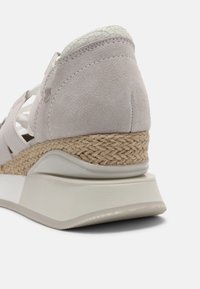 Chaussure compensée en daim gris clair avec une semelle en jute style espadrille, une semelle intermédiaire blanche lisse et un accent texturé de couleur claire au talon.