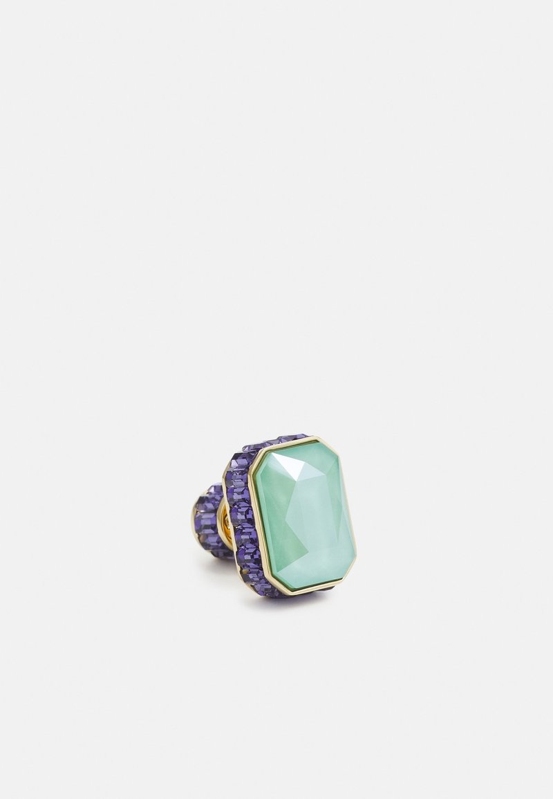 Bague en or avec une grande pierre facettée de couleur vert clair, entourée de petites pierres précieuses violettes dans un sertissage à double halo.