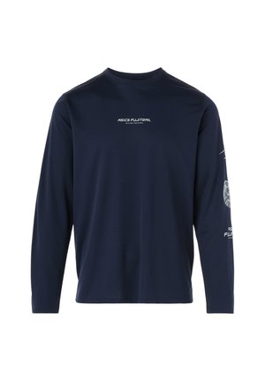 Marineblaues Langarmhemd aus glattem Stoff, mit dem weißen ASICS FUIJTRAIL-Logo auf der Brust und dem rechten Ärmel sowie einem Rundhalsausschnitt.