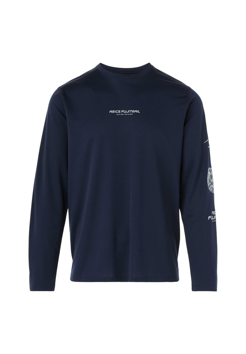 Chemise à manches longues bleu marine en tissu lisse, présentant le logo ASICS FUIJTRAIL en blanc sur la poitrine et la manche droite, avec un col arrondi.