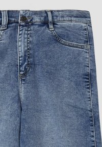 Hellblaue Denim-Jeans mit Reißverschluss, fünf Taschen, kontrastierenden Nähten und einem Knopfverschluss an der Taille. Klassisches gerades Schnittdesign.