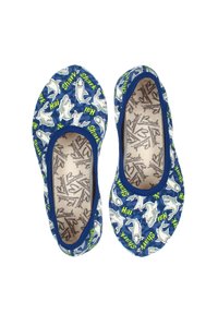 Blaue Stoffslippers mit weißen und grauen Haifischmustern, akzentuiert durch limegrünen Text mit der Aufschrift "Shark". Strukturierte Innenfläche.