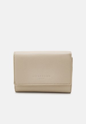 Beige Lederbrieftasche mit einem gefalteten Design, das sichtbare Nähte und ein geprägtes Logo auf der Vorderseite aufweist. Glatte Textur und kompakte Form.