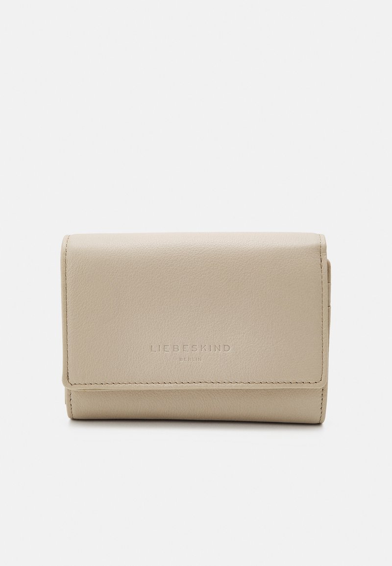 Beige Lederbrieftasche mit einem gefalteten Design, das sichtbare Nähte und ein geprägtes Logo auf der Vorderseite aufweist. Glatte Textur und kompakte Form.