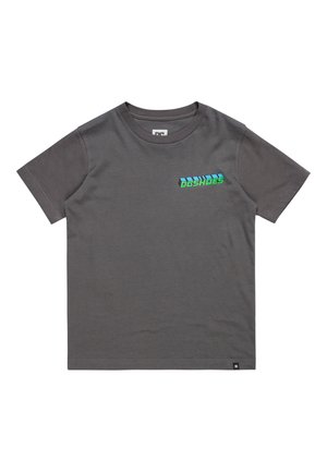 Grijze katoenen t-shirt met een logo in blauw en groen op de linkerkant van de borst. Korte mouwen en een ronde hals. Zachte textuur.