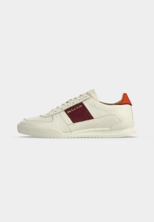 Biały niskoprofilowy sneaker z bordowym panelem bocznym, złotym napisem "PS Paul Smith", pomarańczową pętelką na pięcie i teksturowaną podeszwą na jednolitym tle.