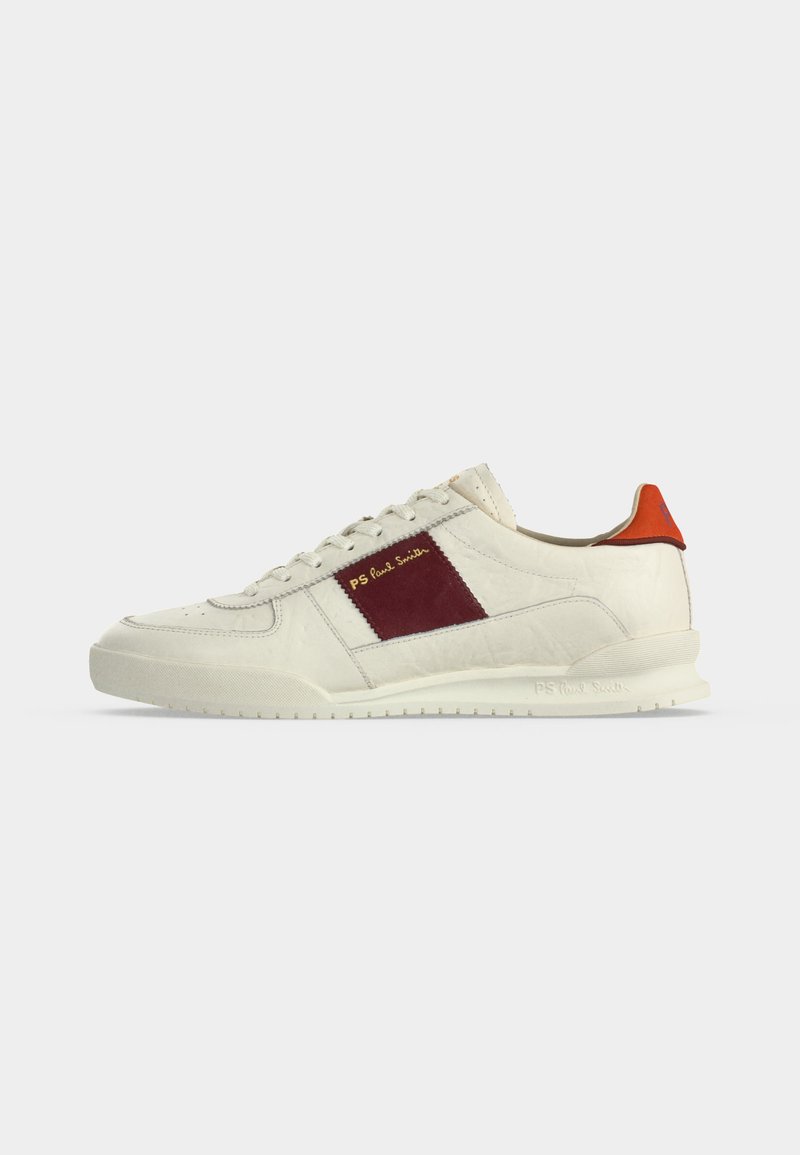 Λευκό sneaker χαμηλού πάτου με πλευρικό πάνελ σε βουργουνδί, χρυσό κείμενο "PS Paul Smith", πορτοκαλί ταμπάκι στη φτέρνα και υφή σόλας σε απλό φόντο.
