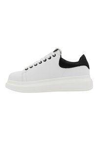 Sneaker bianco con punta tonda, accento nero nel tallone, tomaia in tessuto testurizzato e suola in gomma. Presenta sei coppie di occhielli metallici per i lacci.