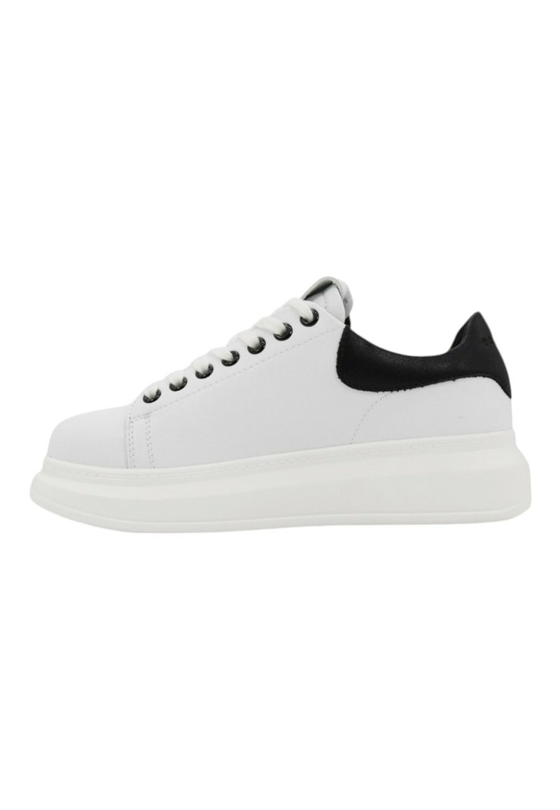 Sneaker bianco con punta tonda, accento nero nel tallone, tomaia in tessuto testurizzato e suola in gomma. Presenta sei coppie di occhielli metallici per i lacci.