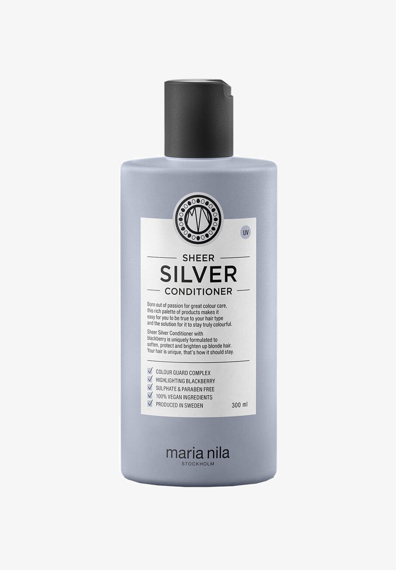 300 ml grijs-blauwe fles van Sheer Silver Conditioner. Witte label met zwarte tekst die ingrediënten en voordelen beschrijft. Zwarte dop bovenop.