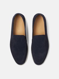 Par plave brušene kožne mokasinke bez vezica, s kožnim ulošcima u boji kamilje, prikazane odozgo na bijeloj pozadini.