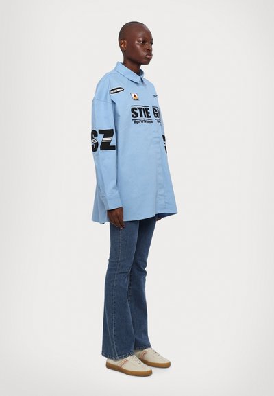 Stieglitz REZA - Gombos blúz - blue