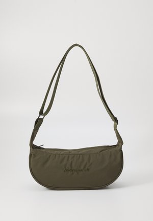 Olivenfarget skulderveske med buet form, laget av mykt stoff, med glidelås på toppen, justerbare stropper og preget logo-detalj.