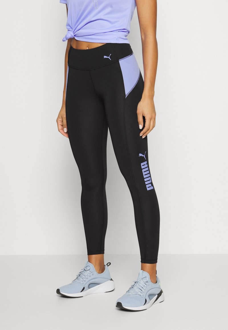 Svarta leggings med ljuslila sidopaneler och PUMA-logotyp. Tillverkade av elastiskt tyg, med hög midja och en slät yta.