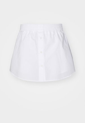 Hvid skjorte med krave, elastisk talje, frontknapper og blødt bomuldsstof. Har en let afrundet kant og en afslappet pasform.