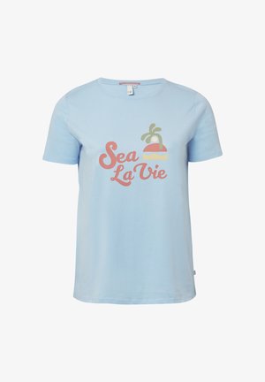 Himmelblaues Baumwoll-T-Shirt mit kurzen Ärmeln, das auf der Vorderseite eine bunte "Sea La Vie" Grafik und Palmenmuster zeigt.