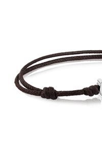 Pulsera de cordón trenzado marrón con un acento metálico plateado, que presenta un diseño de nudo simple y un acabado liso y pulido.