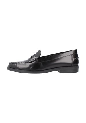 Mocassin en cuir noir avec un bout arrondi et des coutures décoratives. Il possède une semelle plate et un léger talon ; fini lisse et poli.