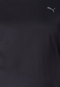 Svart kortärmad träningsskjorta i mjukt, lätt material, med en liten vit Puma-logga på övre vänstra sidan.