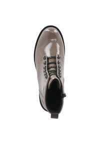 Stivaletti alla caviglia in pelle lucida beige con punta arrotondata, caratterizzati da decorazioni in metallo nero e un design a catena nei lacci.