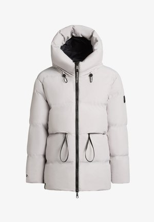 Svetlošedá páperová bunda s vysokým golierom, predným zipsom, sťahovacím pásom a čiernymi akcentmi. Obsahuje prešívanú textúru a kapucňu.