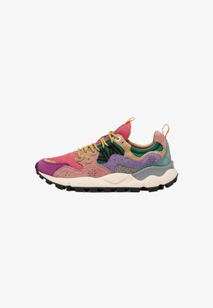 Mehrfarbige Sneakers aus Wildleder und Mesh-Materialien, mit einer dicken Sohle, gemusterten Akzenten und kontrastierenden Schnürsenkeln. Seitenansicht mit niedrigem Profil.