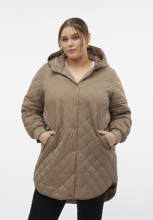 Veste matelassée marron à capuche avec fermetures à pression, poches latérales et poignets côtelés. Dotée d'une coupe plus longue et d'un motif en losanges sur le tissu.
