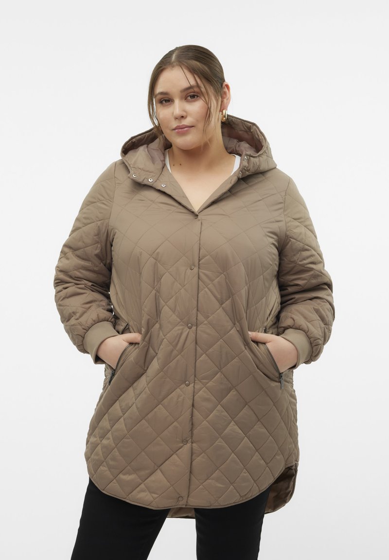 Veste matelassée marron à capuche avec fermetures à pression, poches latérales et poignets côtelés. Dotée d'une coupe plus longue et d'un motif en losanges sur le tissu.