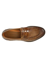 Mocassini in pelle intrecciata marrone con suola piatta e una fascia decorativa sulla tomaia. Interno liscio con dettagli del sottopiede marchiato.