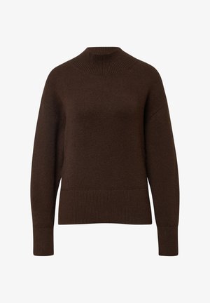 Brauner gestrickter Pullover mit hohem Kragen, überschnittenen Schultern, gerippten Bündchen und Saum. Die Textur wirkt weich und leicht grob.