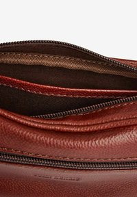 Brun läderplånbok med en texturerad yta, utrustad med dragkedjestängning och flera inre fack i mörk tyg.