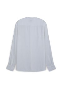 Camicia bianca a maniche lunghe, realizzata in tessuto leggero, dalla vestibilità rilassata, caratterizzata da una cucitura posteriore dritta, polsini abbottonati e un classico scollo a girocollo.
