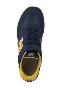 Dunkelblaue Sneaker mit gelben Akzenten, ausgestattet mit einem strukturierten Obermaterial, flachen Schnürsenkeln, einer gepolsterten Zunge und einer Gummisohle mit Logodesign.