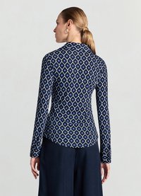 Chemise à manches longues bleu marine avec un motif en losange blanc et bleu clair. Dotée d'un col et d'un ourlet bas légèrement arrondi, avec une coupe ajustée.
