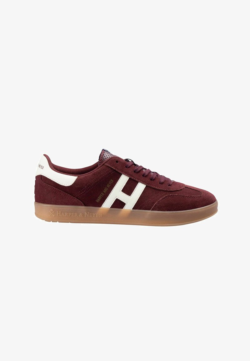 Bordowe zamszowe sneakersy z białymi akcentami, wyposażone w wyściółkę na kołnierzu, teksturowany język oraz przezroczystą gumową podeszwę. Logo na pięcie i bocznej części.