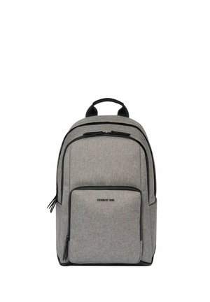 Grijze stoffen rugzak met zwarte ritsen en handvatten, voorkantvak met label "CERRUTI 1881" op een witte achtergrond.